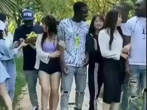 为什么美女会被巨茎黑人征服？